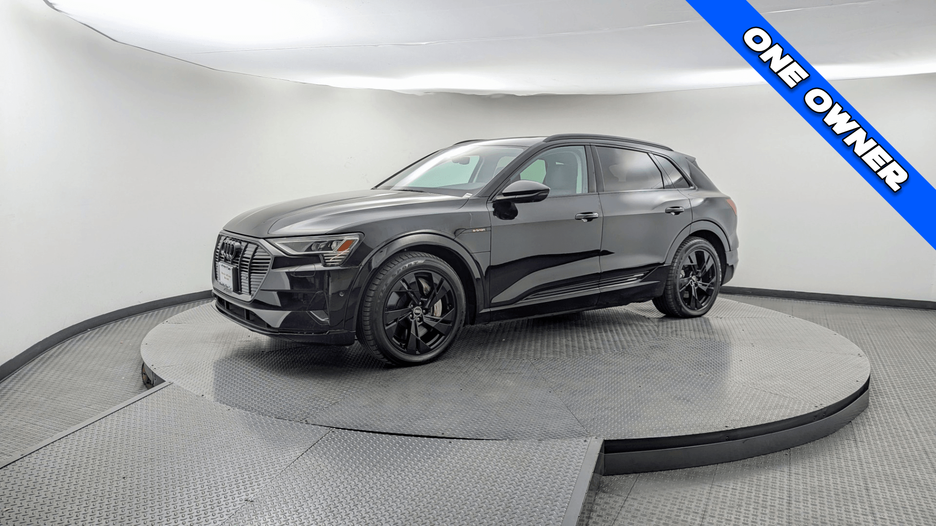 2021 Audi e-tron Premium's photo