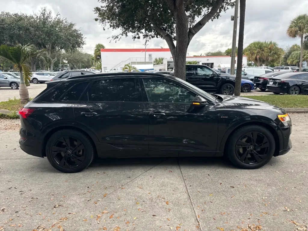 2021 Audi e-tron Premium photo 2