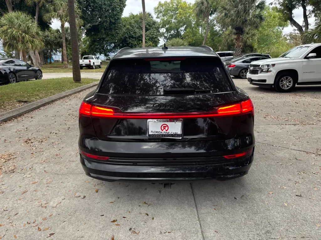 2021 Audi e-tron Premium photo 4