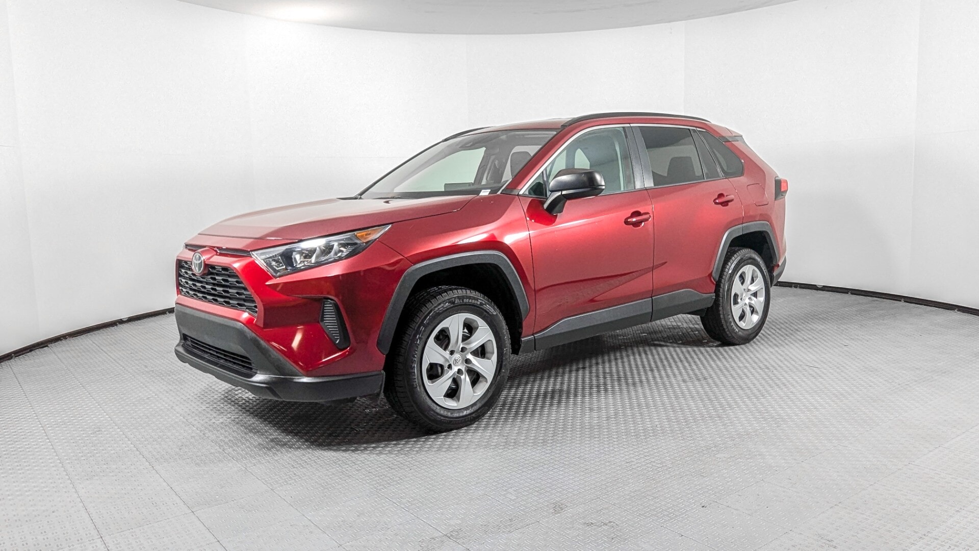 2020 Toyota RAV4 LE's photo