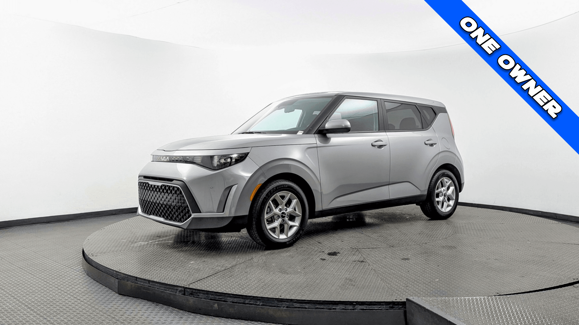 2023 Kia Soul LX's photo