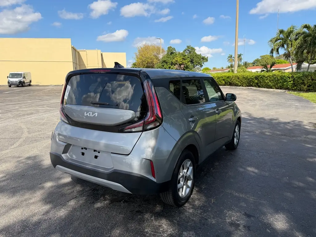 2023 Kia Soul LX photo 2
