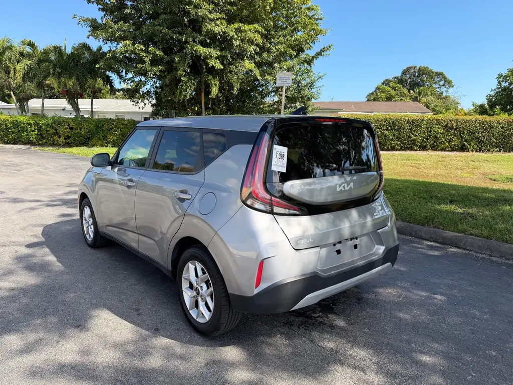 2023 Kia Soul LX photo 3