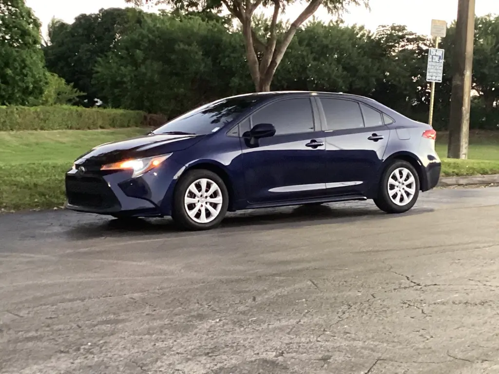 2021 Toyota Corolla LE photo 2