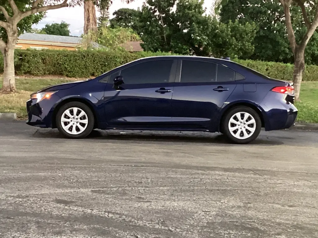 2021 Toyota Corolla LE photo 3