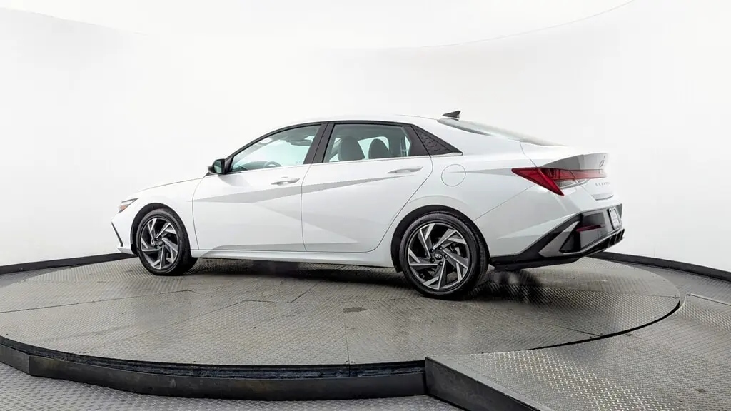 2025 Hyundai Elantra Hybrid Limited photo 2