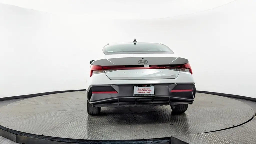 2025 Hyundai Elantra Hybrid Limited photo 3