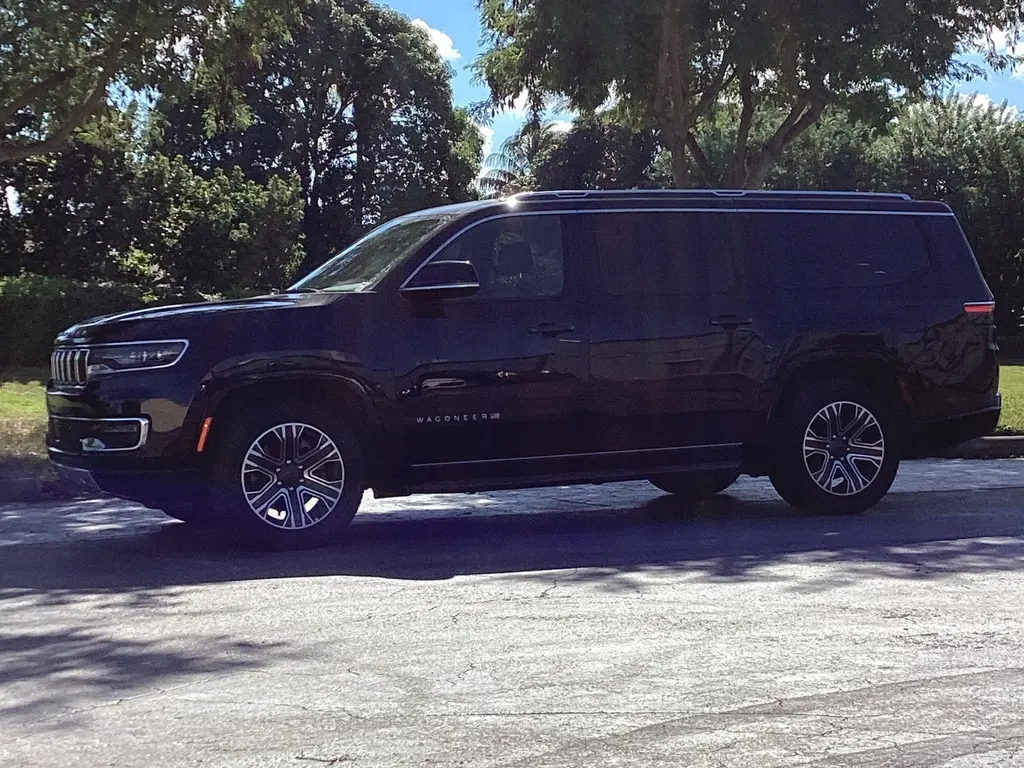 2023 Jeep Wagoneer L Series II photo 2