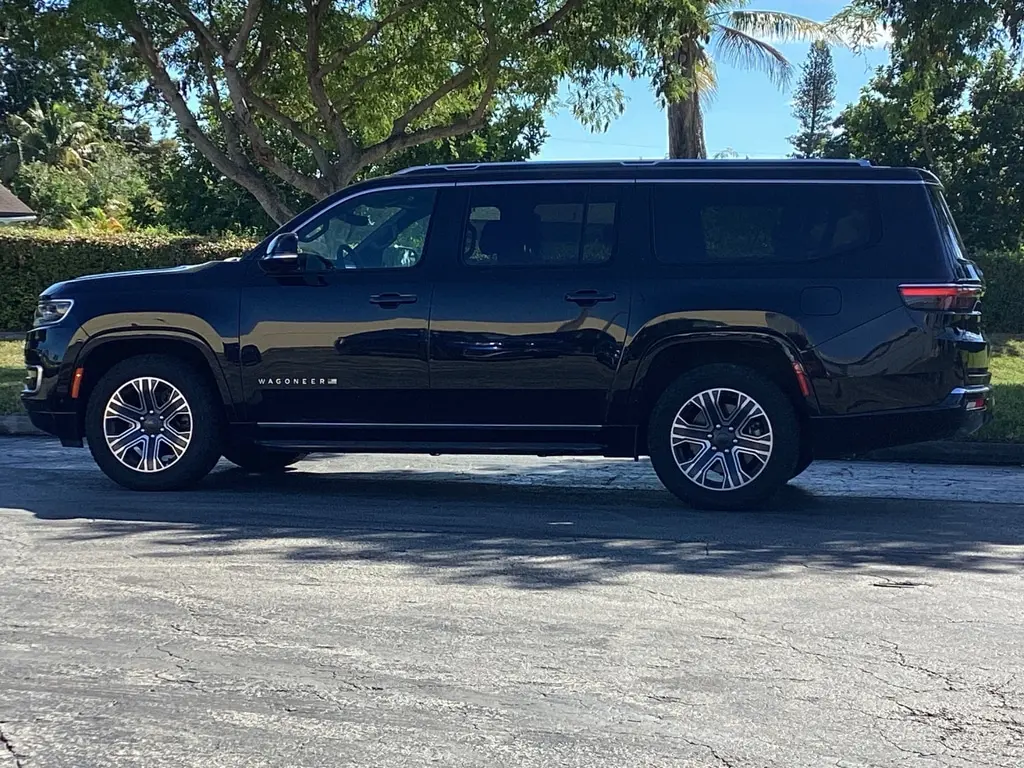 2023 Jeep Wagoneer L Series II photo 3