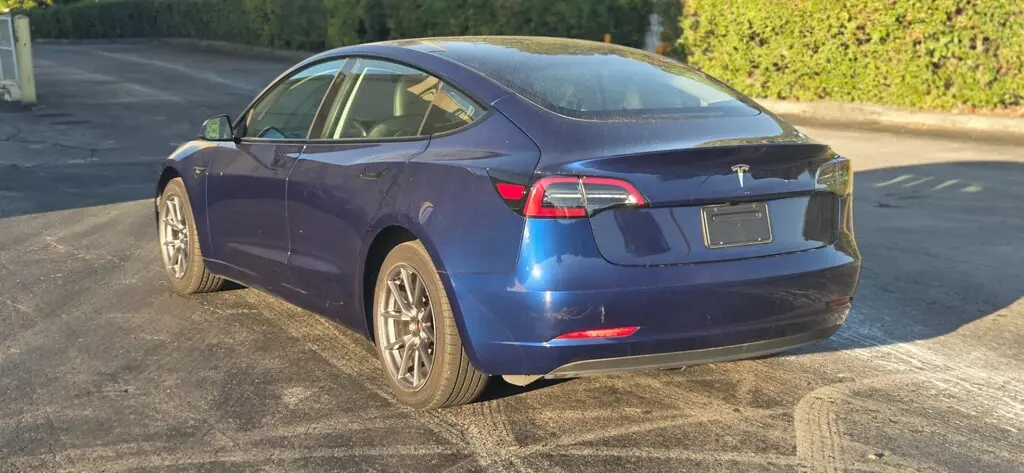 2023 Tesla Model 3 photo 3
