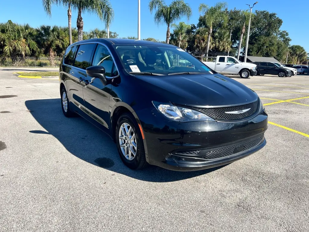 2023 Chrysler Voyager LX photo 2