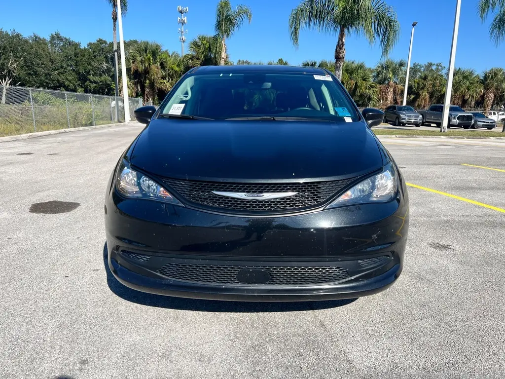 2023 Chrysler Voyager LX photo 3