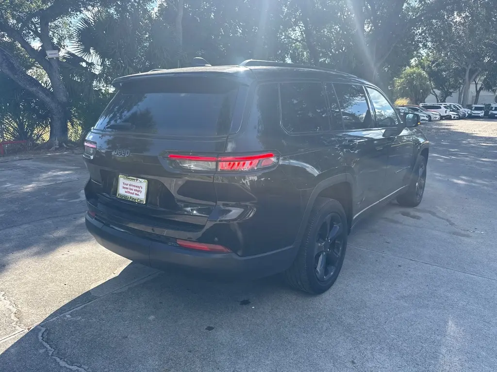 2023 Jeep Grand Cherokee Altitude photo 2