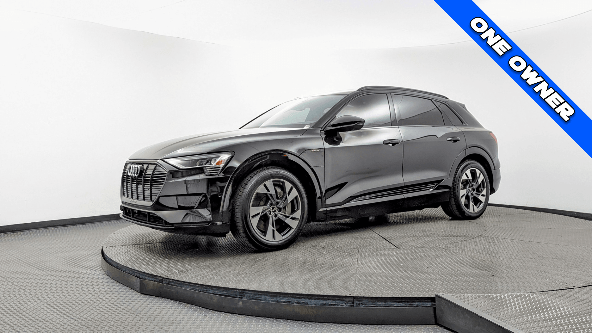 2022 Audi e-tron Premium's photo