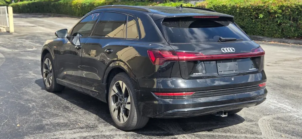 2022 Audi e-tron Premium photo 2