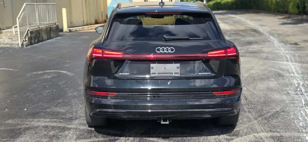 2022 Audi e-tron Premium photo 3