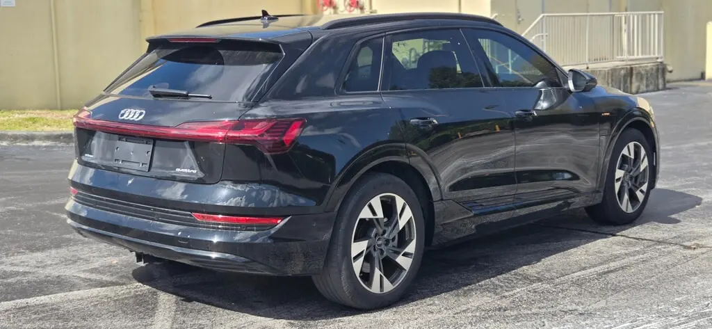 2022 Audi e-tron Premium photo 4