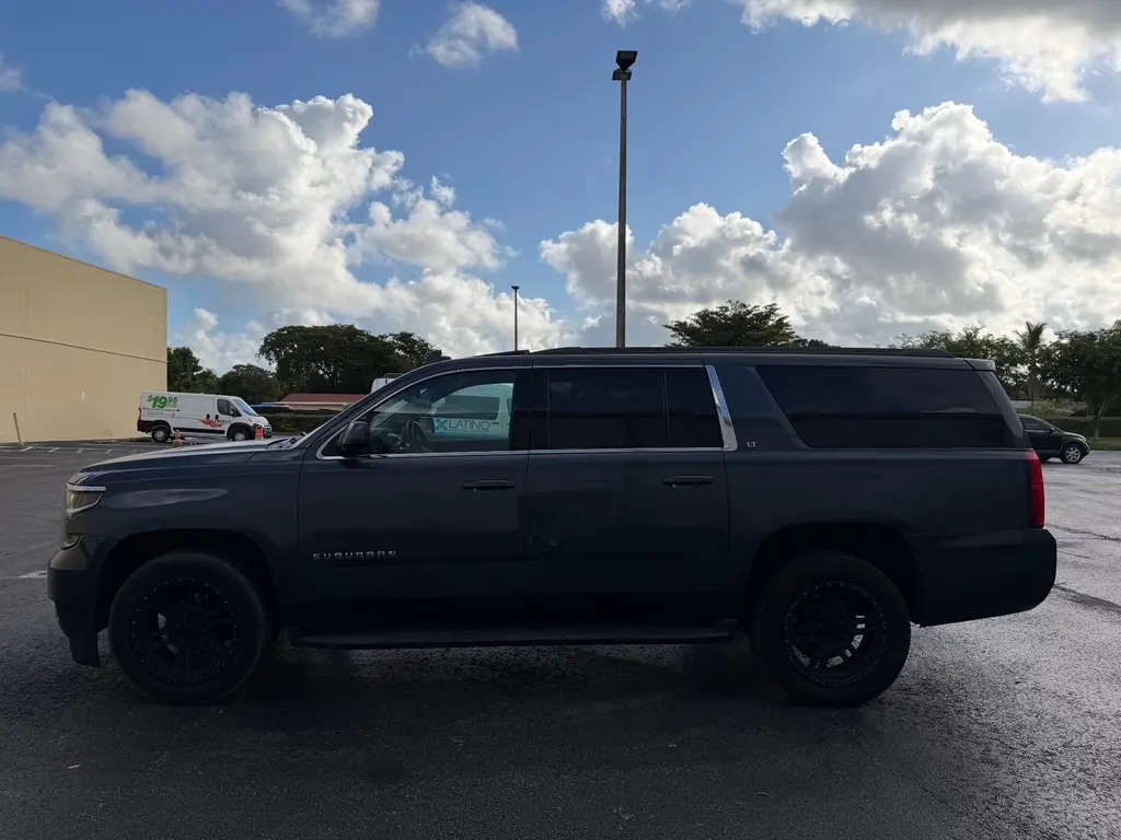 2020 Chevrolet Suburban LT photo 3