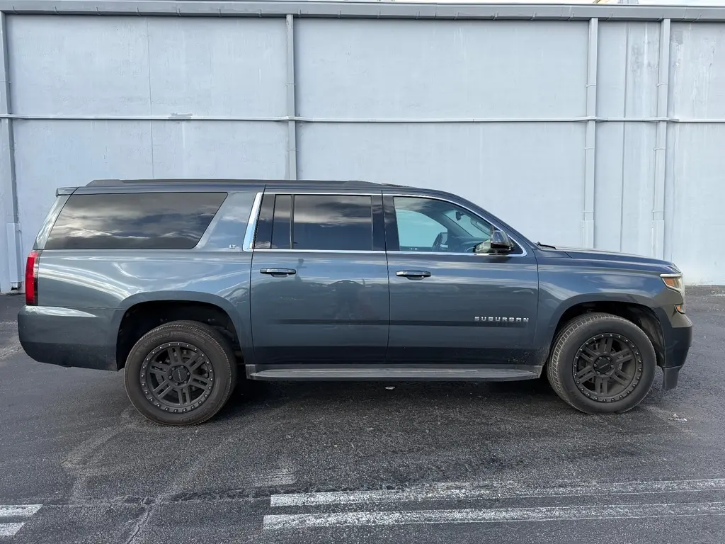 2020 Chevrolet Suburban LT photo 4