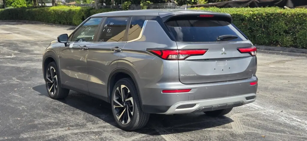 2024 Mitsubishi Outlander SE photo 2
