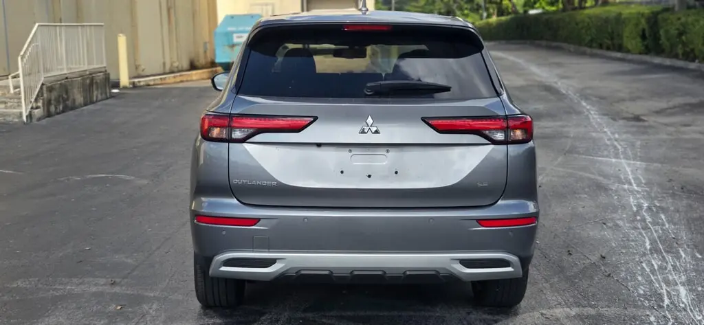 2024 Mitsubishi Outlander SE photo 3
