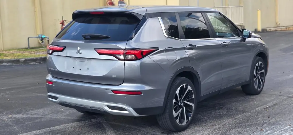 2024 Mitsubishi Outlander SE photo 4