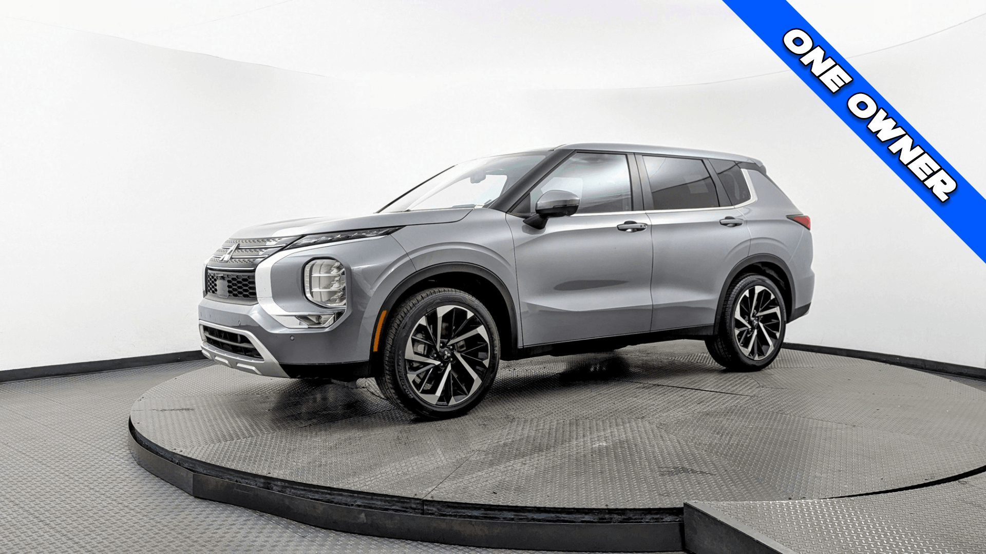 2024 Mitsubishi Outlander SE's photo