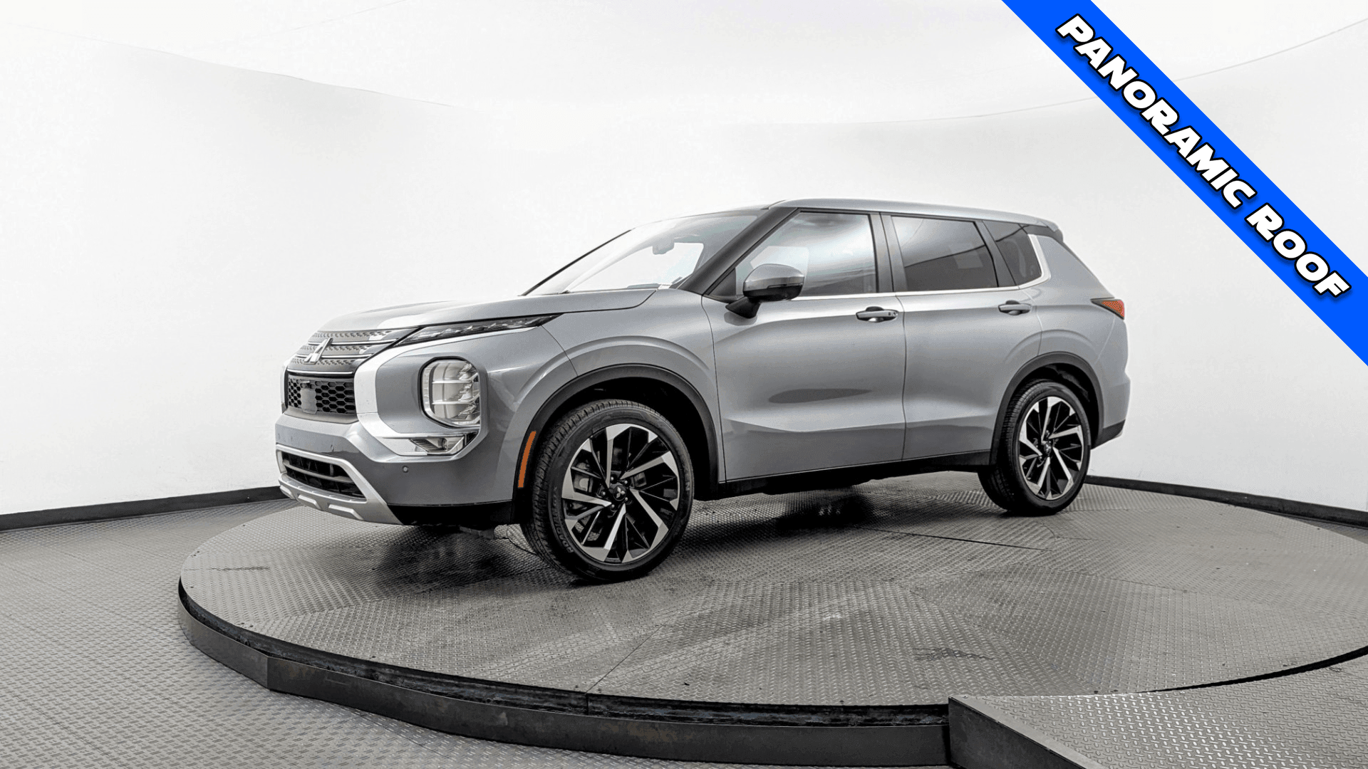 2024 Mitsubishi Outlander SE's photo