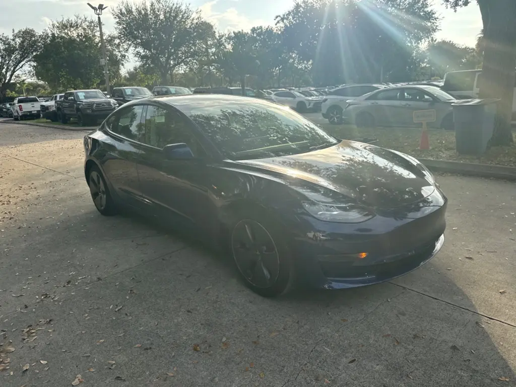 2023 Tesla Model 3 photo 3