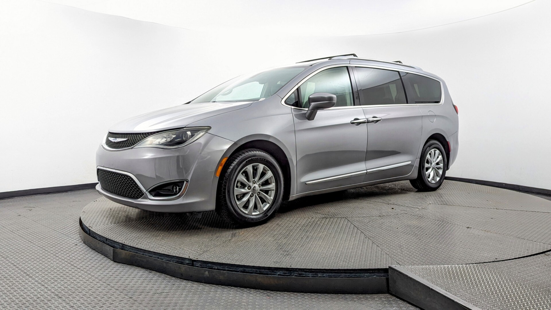 2019 Chrysler Pacifica Touring L's photo