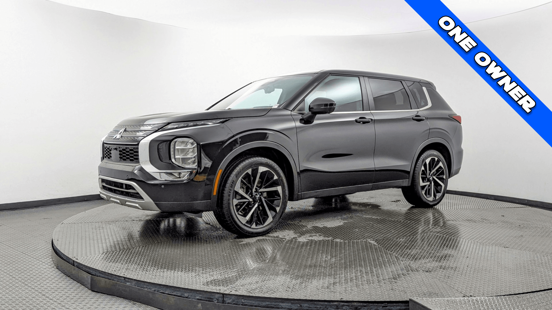 2024 Mitsubishi Outlander SE's photo