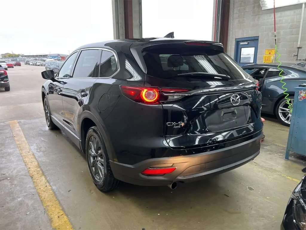 2023 Mazda CX-9 Touring photo 2