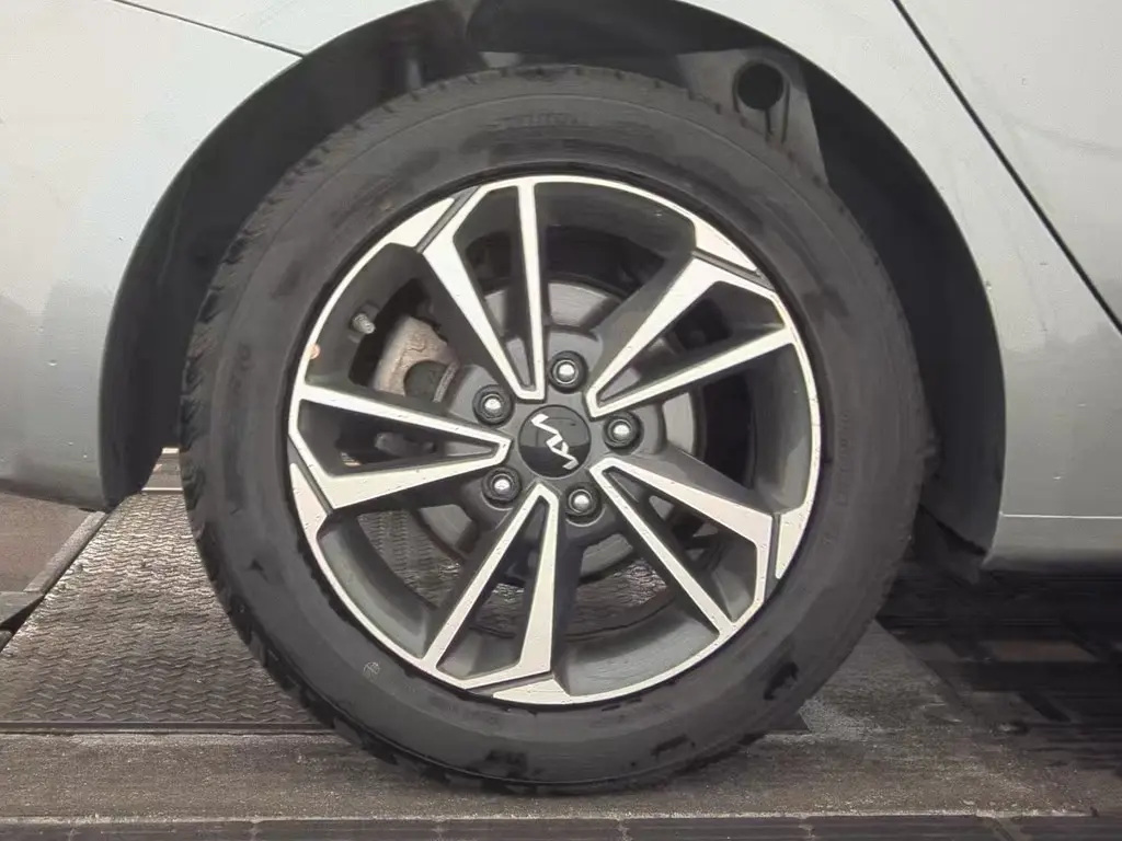 2024 Kia Forte LXS photo 2