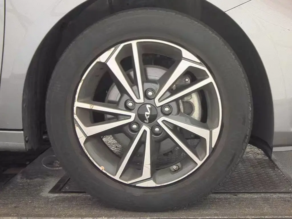 2024 Kia Forte LXS photo 3