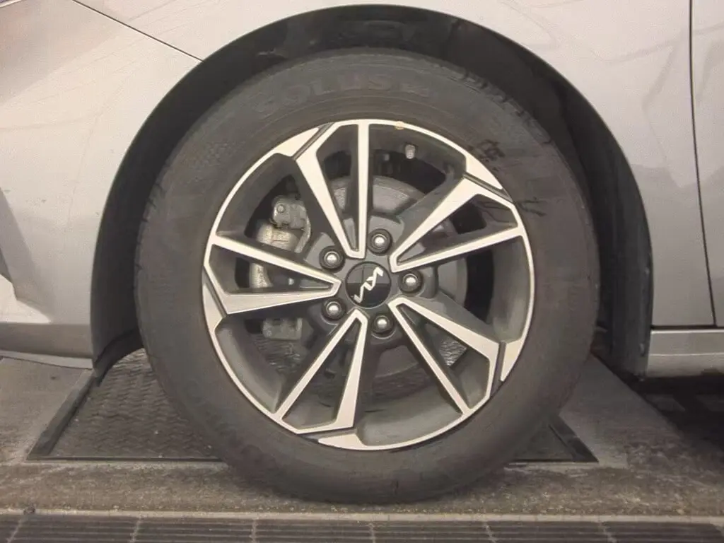 2024 Kia Forte LXS photo 4