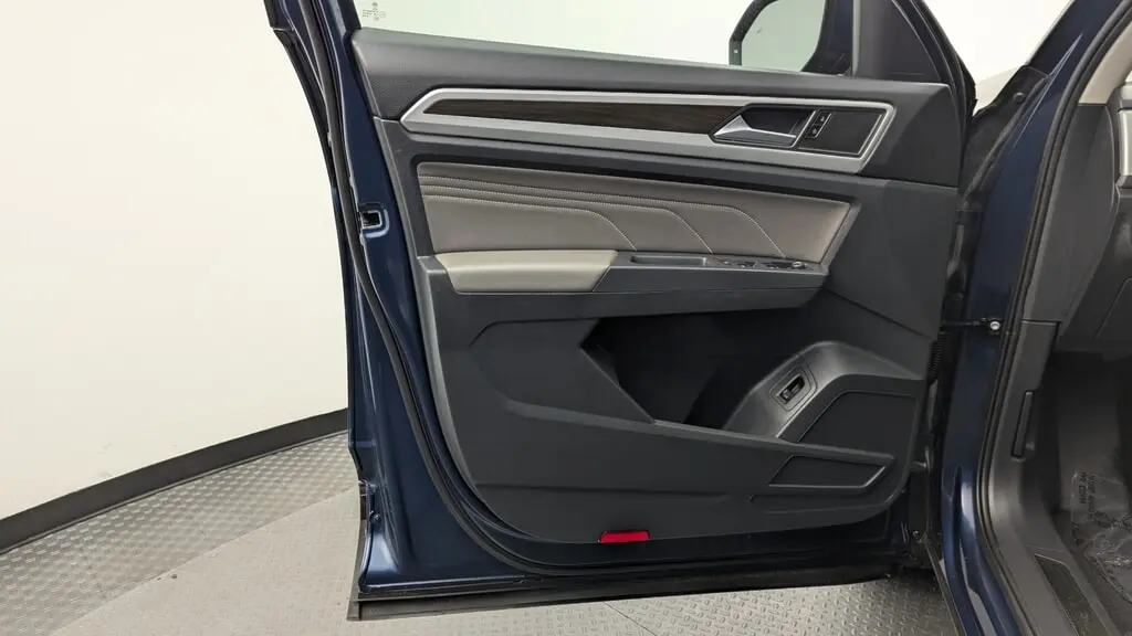 Florida Fine Cars - Used VOLKSWAGEN ATLAS 2021 WEST PALM 3.6L V6 SE W/TECHNOLOGY