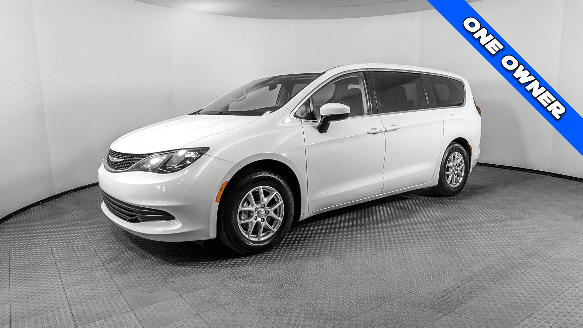 2020 Chrysler Voyager LX's photo