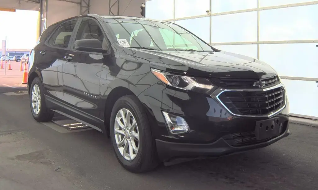 2020 Chevrolet Equinox LS photo 3
