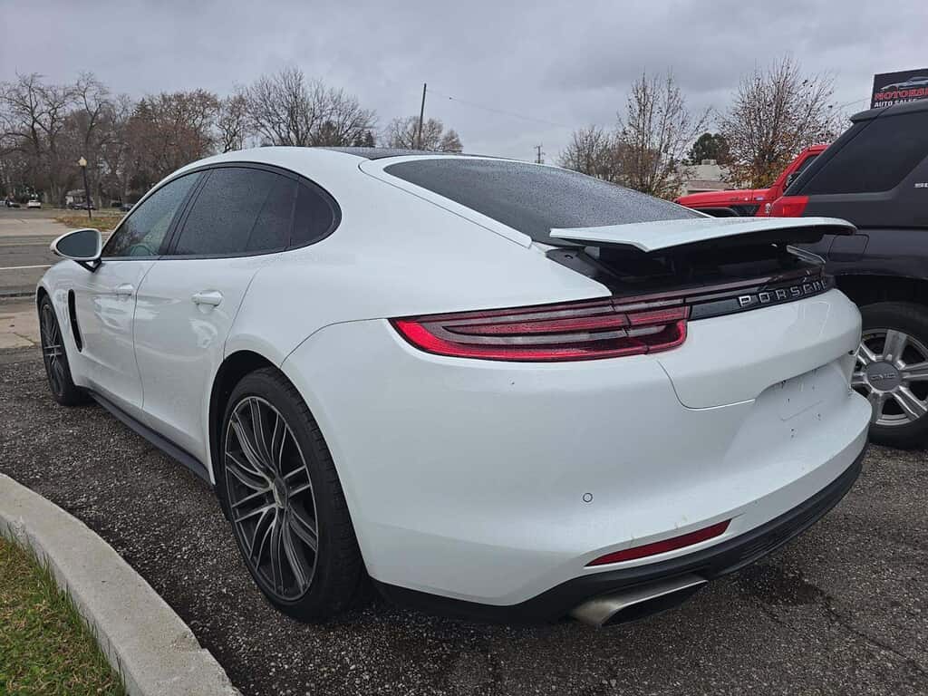 2018 Porsche Panamera Base 4 photo 2