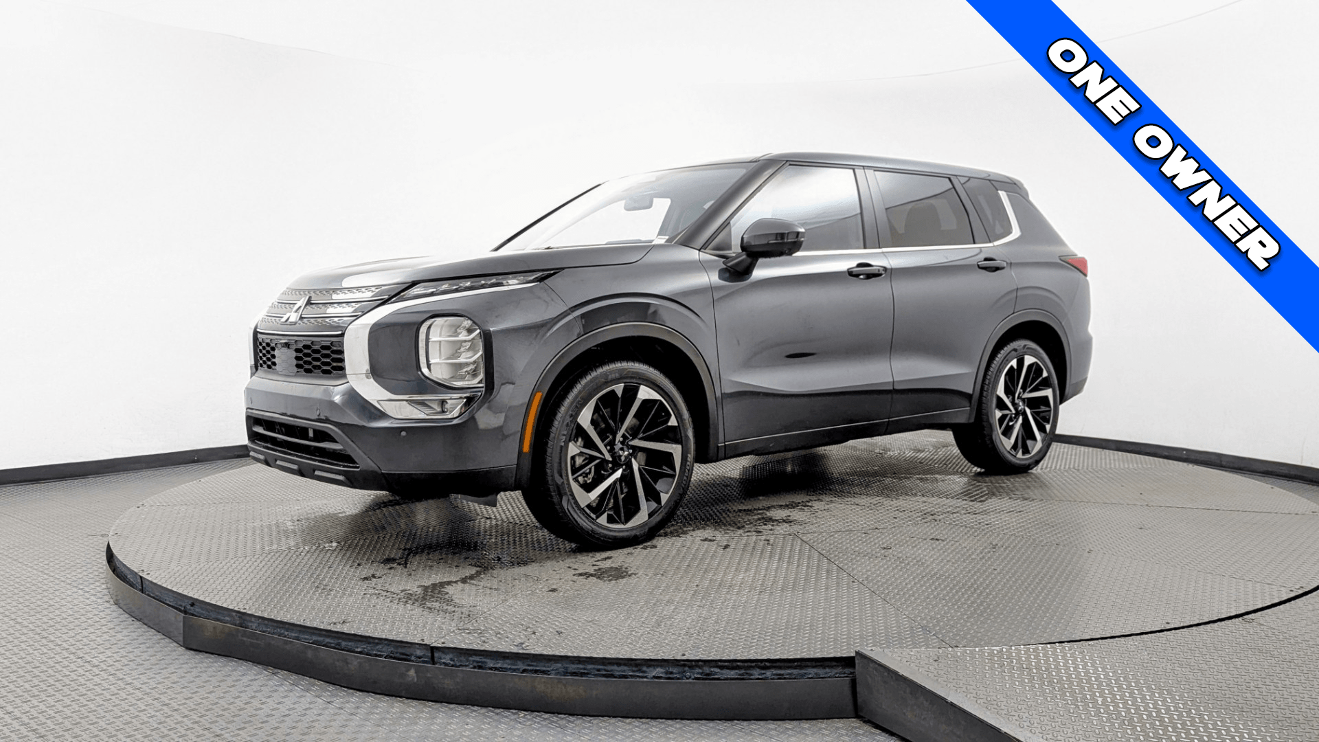 2024 Mitsubishi Outlander SE's photo