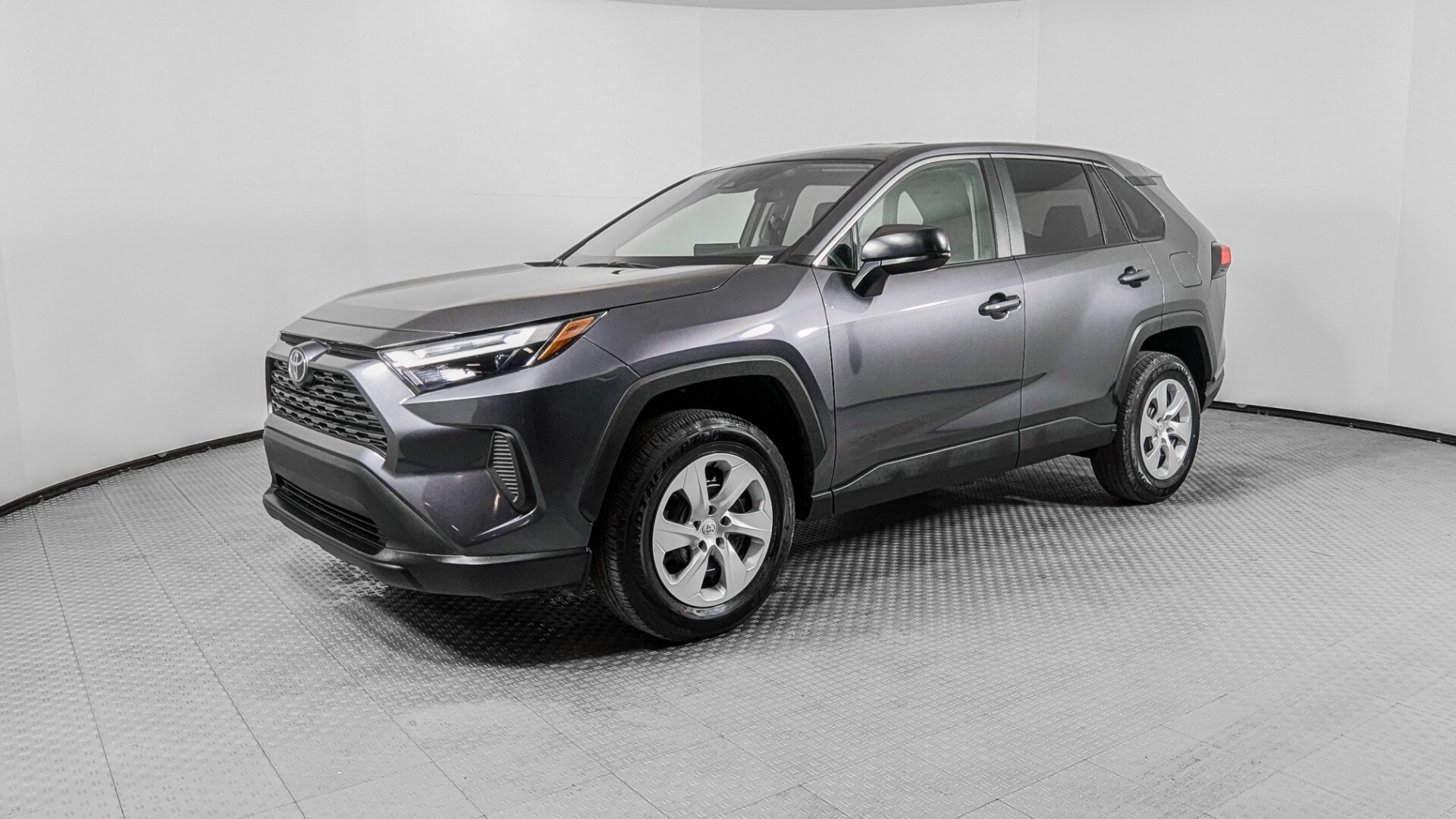 2025 Toyota RAV4 LE's photo