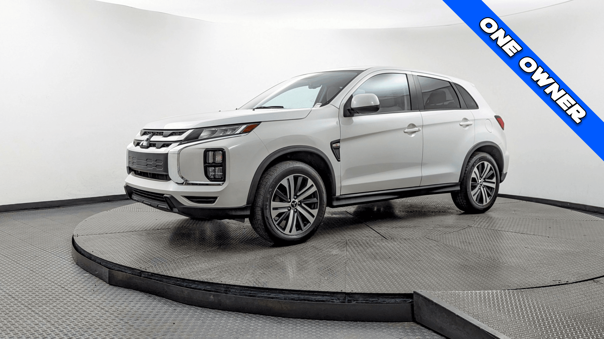 2021 Mitsubishi Outlander ES's photo