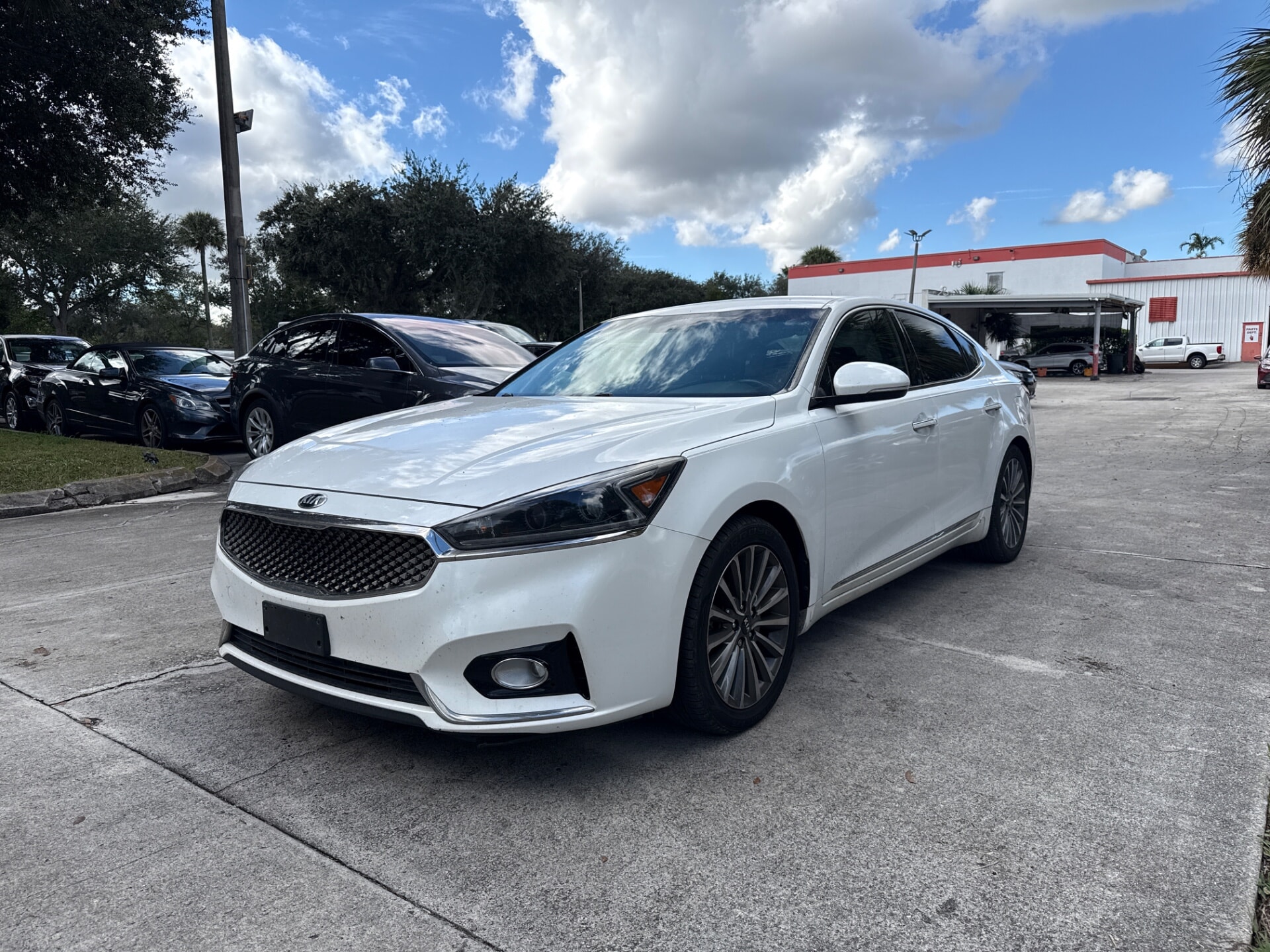 2017 Kia Cadenza Premium's photo