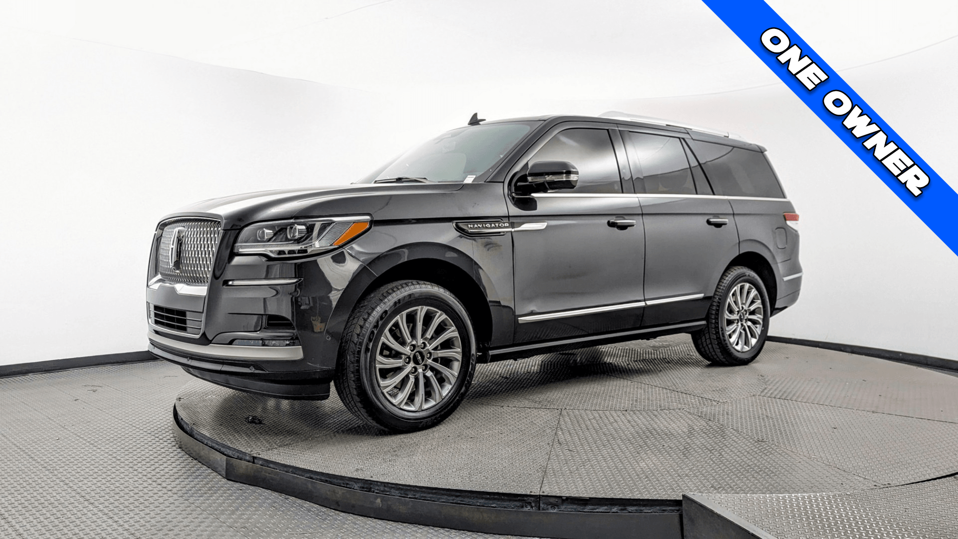 2023 Lincoln Navigator Base's photo