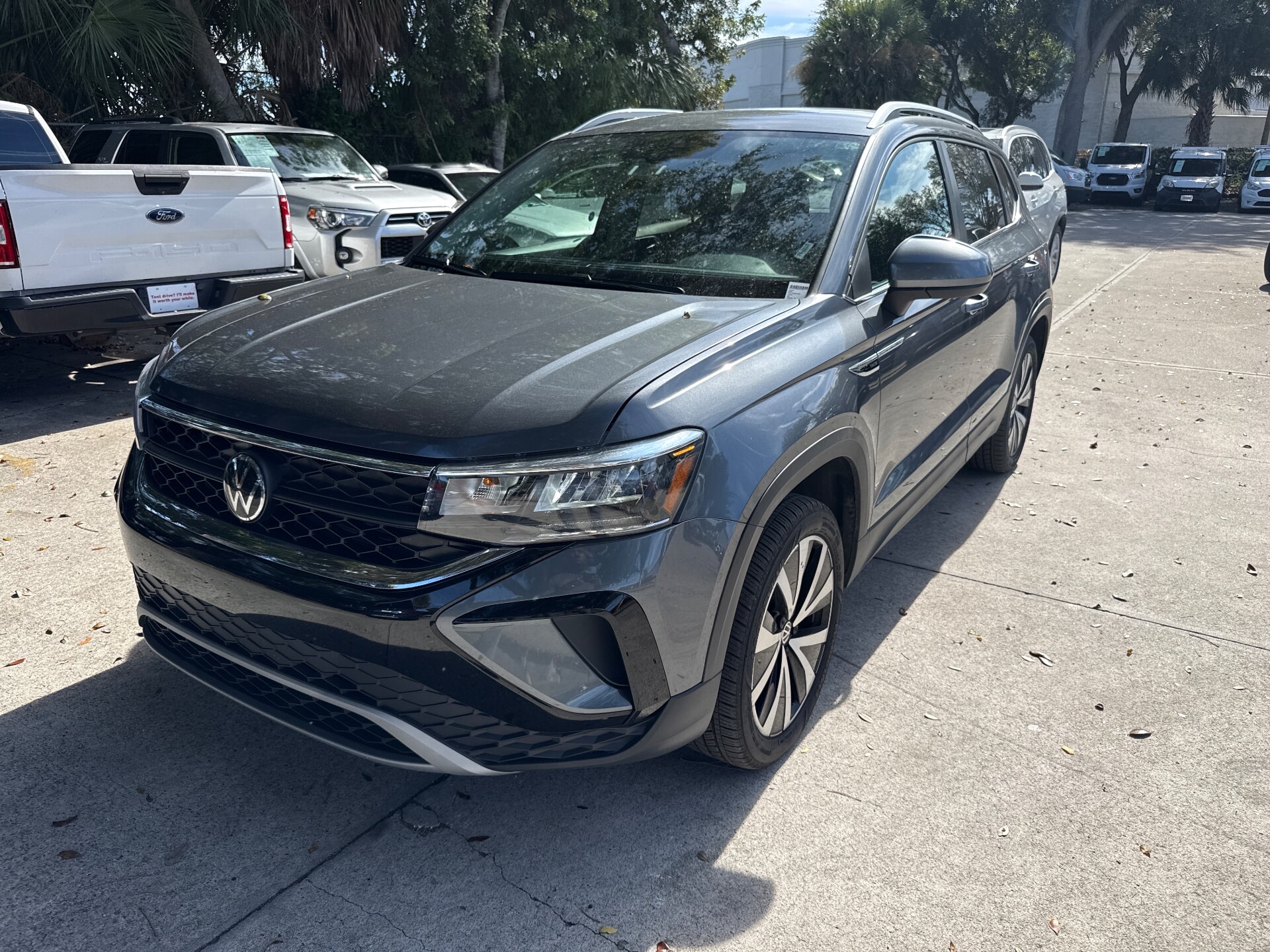 2024 Volkswagen Taos SE's photo