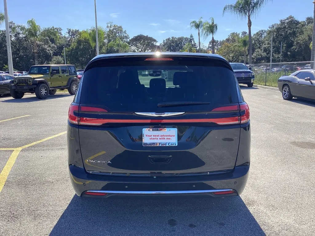 2024 Chrysler Pacifica Touring L photo 4