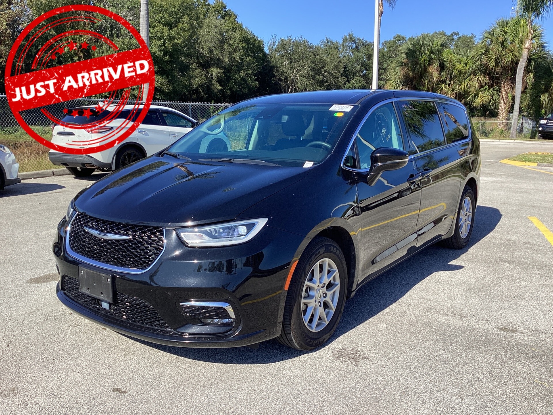 2024 Chrysler Pacifica Touring L's photo