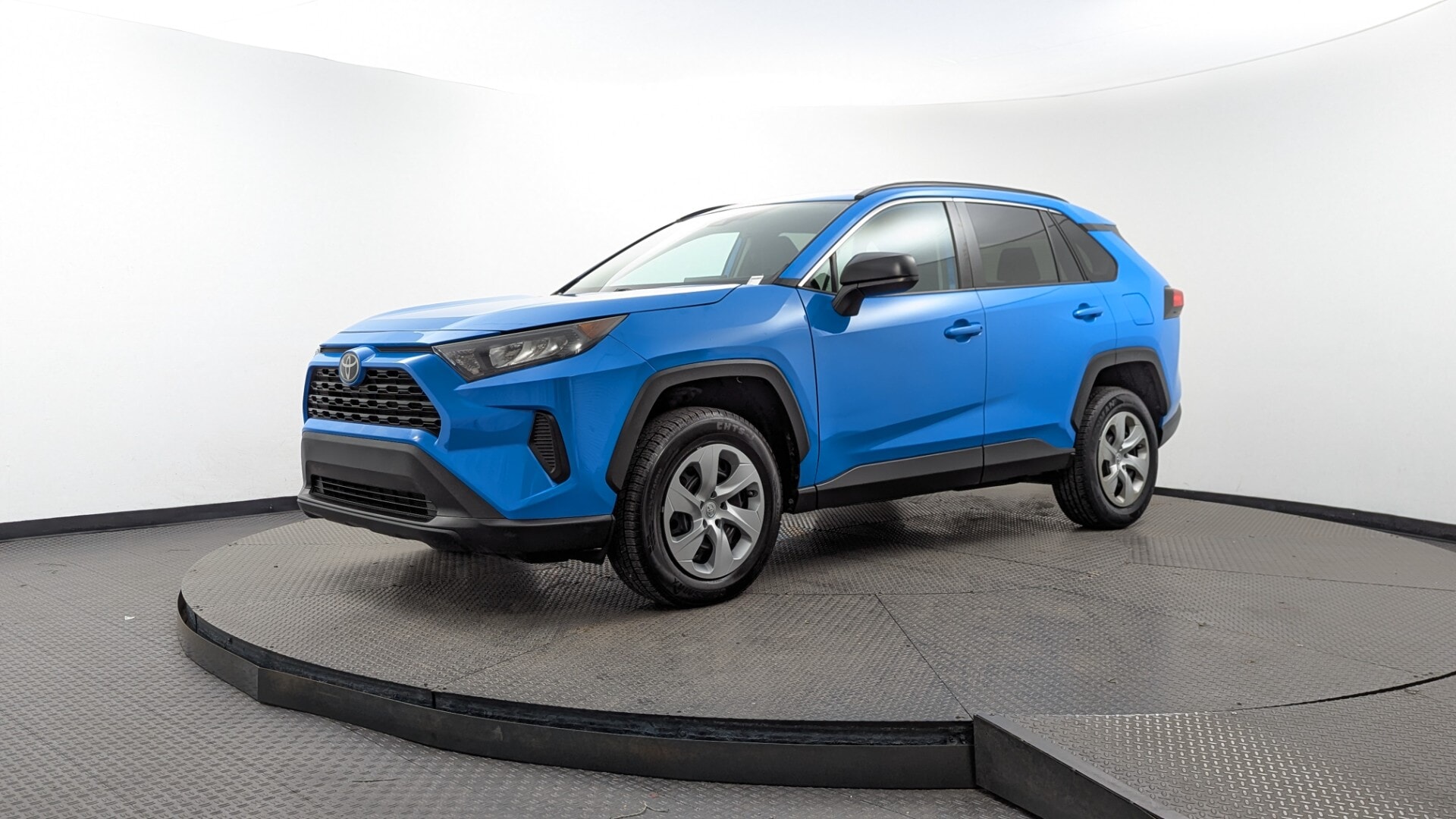 2019 Toyota RAV4 LE's photo