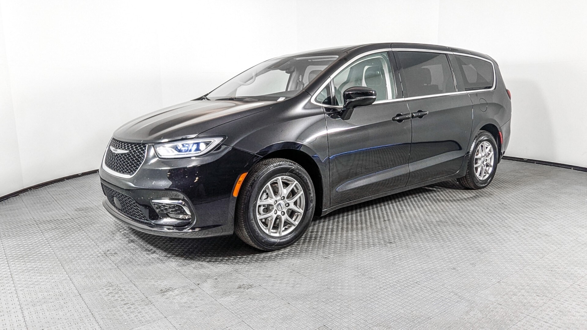 2024 Chrysler Pacifica Touring L's photo