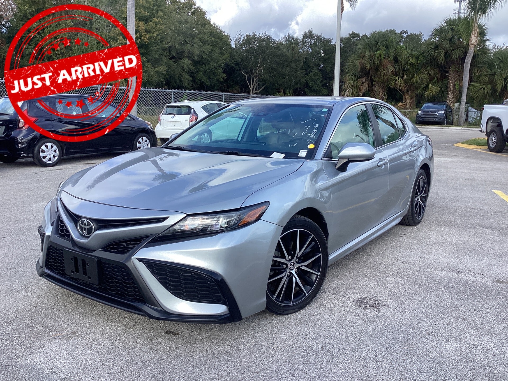 2021 Toyota Camry SE's photo